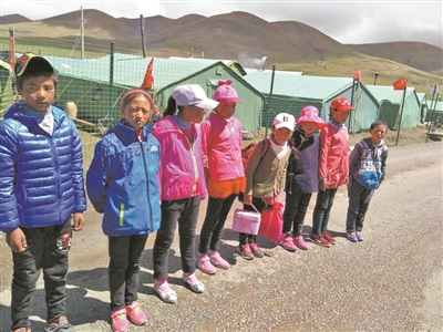 8月18日一早，普瑪江塘鄉完小的學生們準備乘車搬到新學校。羅布次仁 攝.jpg